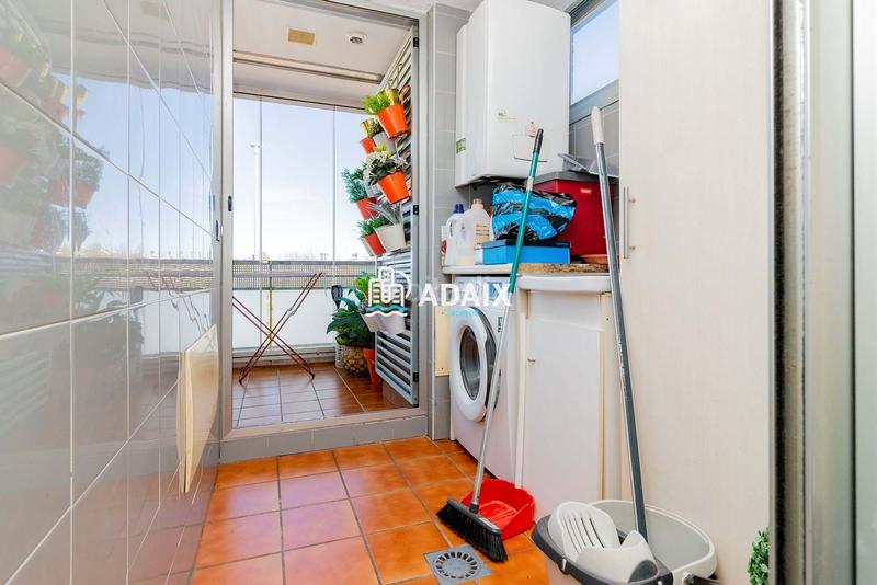 Foto b351ac2a-0506-417b-99c4-c15b9825e8ca. Ático la propiedad, que originalmente comprendía dos áticos independientes, ha sido meticulosamente unificada para crear un espacio habi en Cáceres