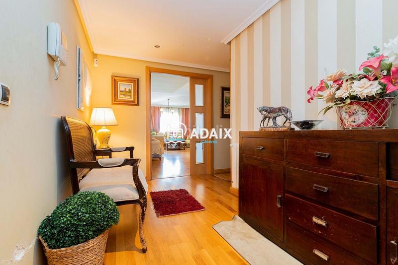 Foto b5602c2c-5b93-494a-adb9-7d3d886bd13e. Ático la propiedad, que originalmente comprendía dos áticos independientes, ha sido meticulosamente unificada para crear un espacio habi en Cáceres