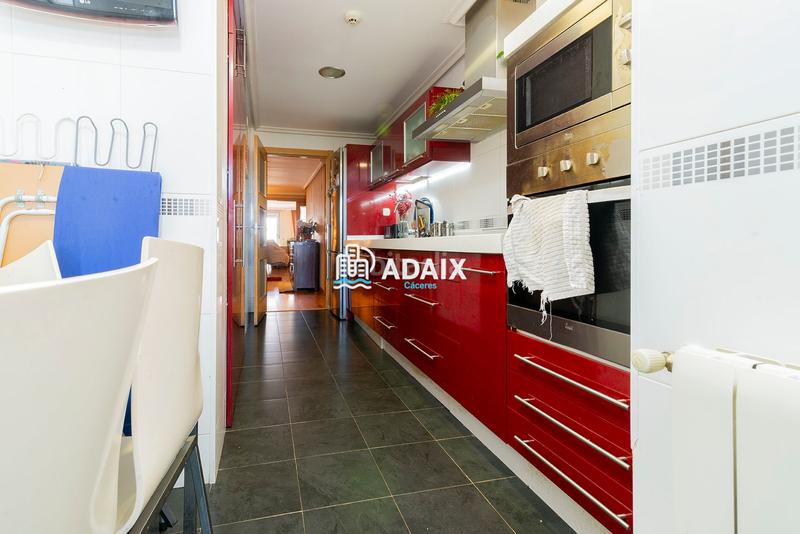 Foto bfdff6a0-963b-4a50-8ce2-8799505b0a1e. Ático la propiedad, que originalmente comprendía dos áticos independientes, ha sido meticulosamente unificada para crear un espacio habi en Cáceres