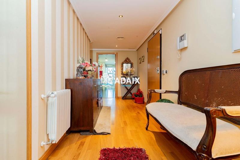 Foto c287b3ac-4f3f-45cd-b6dc-939425701efb. Ático la propiedad, que originalmente comprendía dos áticos independientes, ha sido meticulosamente unificada para crear un espacio habi en Cáceres