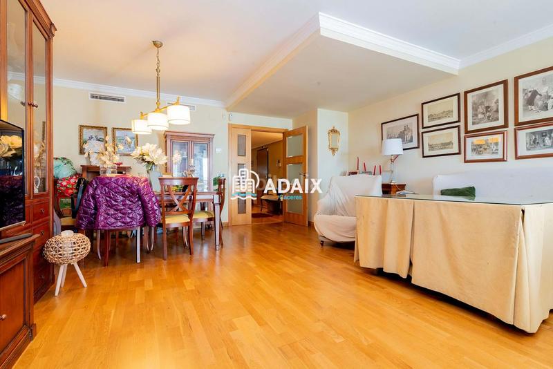 Foto c9614d5a-5012-45af-9aa1-b5deee87ac19. Ático la propiedad, que originalmente comprendía dos áticos independientes, ha sido meticulosamente unificada para crear un espacio habi en Cáceres