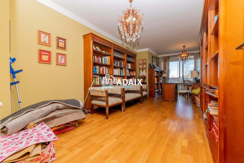 Foto d9b3f434-8ec1-418a-820f-05d8f3a8ae3d. Ático la propiedad, que originalmente comprendía dos áticos independientes, ha sido meticulosamente unificada para crear un espacio habi en Cáceres