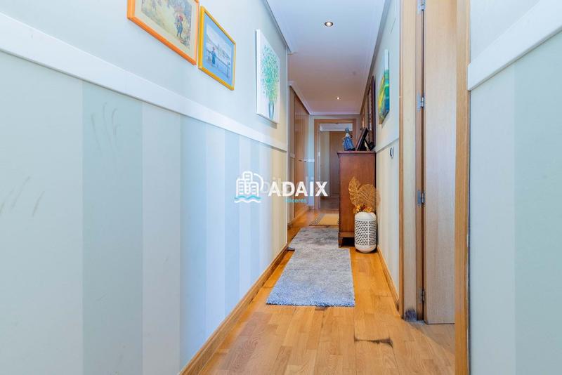 Foto ed498ccd-dc47-4ad7-99af-48f34e1ec236. Ático la propiedad, que originalmente comprendía dos áticos independientes, ha sido meticulosamente unificada para crear un espacio habi en Cáceres