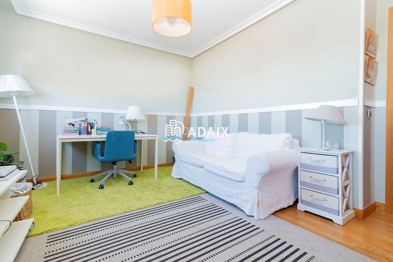 Foto eec247bb-b1a2-474c-b64b-9b0ba13c0aa4. Ático la propiedad, que originalmente comprendía dos áticos independientes, ha sido meticulosamente unificada para crear un espacio habi en Cáceres