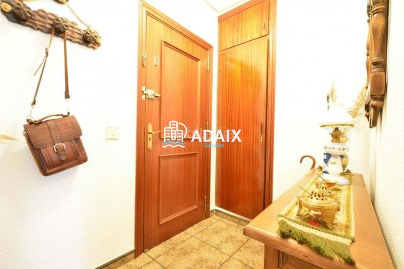 Foto 0710da95-2118-4b7d-b222-226acc3ad41c. Piso ubicación ideal este maravilloso piso en venta se encuentra en la av. virgen de montaña, en el corazón del Centro de la ciudad de en Cáceres