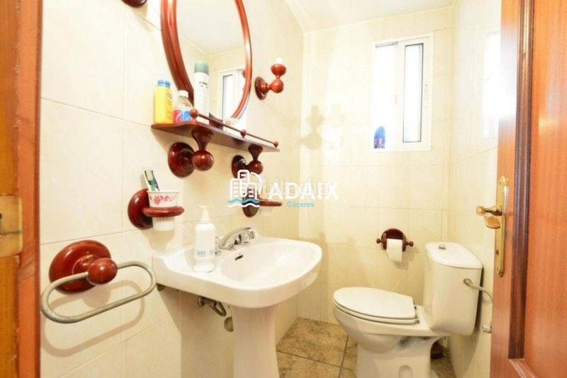 Foto 6485aa4c-f89b-4b92-8546-3fd7b62e9dd3. Piso ubicación ideal este maravilloso piso en venta se encuentra en la av. virgen de montaña, en el corazón del Centro de la ciudad de en Cáceres