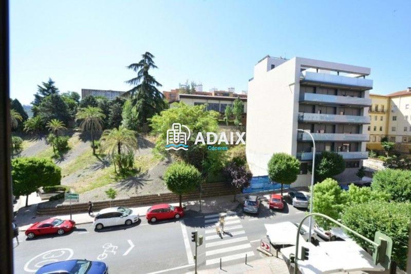 Foto dd834dc9-2b4e-43c2-bd8e-fcc9d585a851. Piso ubicación ideal este maravilloso piso en venta se encuentra en la av. virgen de montaña, en el corazón del Centro de la ciudad de en Cáceres