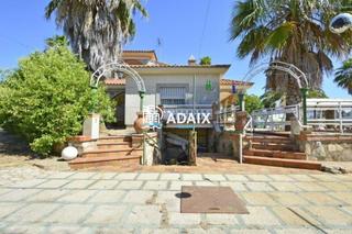 Xalet  Polígono casar de cáceres. Este impresionante chalet, con una amplia piscina, se encuentra