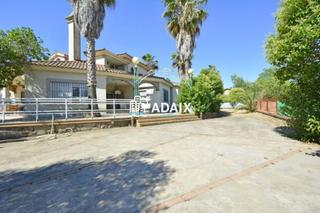 Chalet  Polígono casar de cáceres. Este impresionante chalet, con una amplia piscina, se encuentra