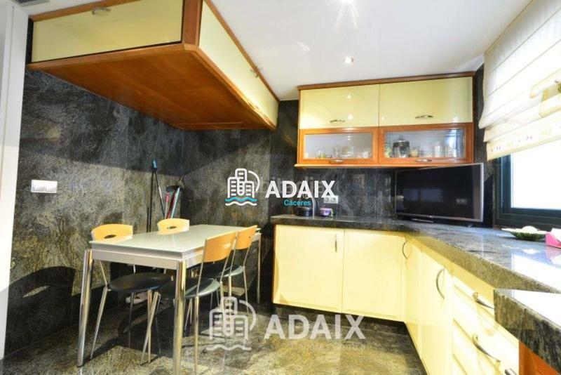 Foto 240a79a3-6fec-4bc2-986e-31460536e01a. Piso  en venta en el parque de cánovas, confort y ubicación excepcional un piso excepcional en el corazón , situ en Cáceres