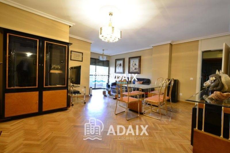 Foto 40e6bd3c-3cf3-4f82-bdcd-87f5eac30c7d. Piso  en venta en el parque de cánovas, confort y ubicación excepcional un piso excepcional en el corazón , situ en Cáceres