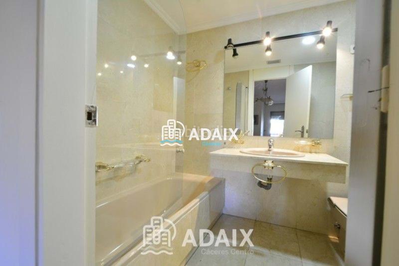 Foto e193e4a3-4336-41a9-838e-517db5dc2393. Piso  en venta en el parque de cánovas, confort y ubicación excepcional un piso excepcional en el corazón , situ en Cáceres