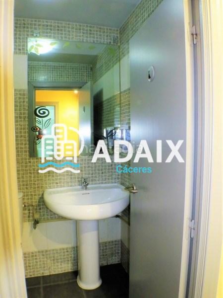 Foto bb0a69b8-80b7-4363-b4bc-43cf2833840b. Lloguer local comercial a Centro Cáceres