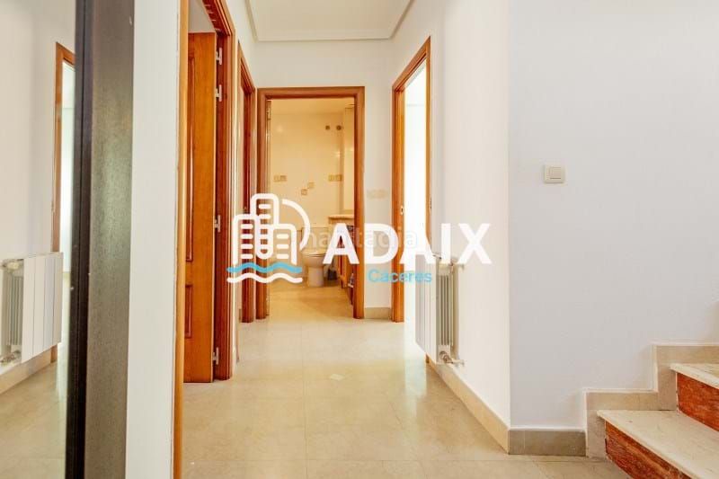 Foto a57f7efd-5795-460c-abdb-36f57a54ffd0. Casa espectacular vivienda unifamiliar en venta en bº la cañada, ubicada en la urbanización familiar de bº la cañada, esta vivi en Cáceres