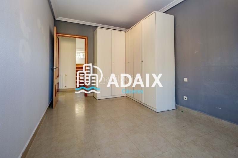 Foto bbfb6766-16d8-4cf7-af82-07a5eea533a8. Casa espectacular vivienda unifamiliar en venta en bº la cañada, ubicada en la urbanización familiar de bº la cañada, esta vivi en Cáceres