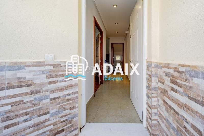 Foto fc19d9fc-ed4c-43de-b3eb-c0330c943b6a. Casa espectacular vivienda unifamiliar en venta en bº la cañada, ubicada en la urbanización familiar de bº la cañada, esta vivi en Cáceres