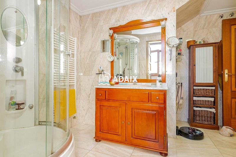 Foto 43fe4a97-a7ef-4d6a-9b70-024086e5b3d2. Chalet  exclusivo en venta en los castellanos, comodidad, elegancia y calidad de vida a pocos minutos del centro te presenta en Cáceres