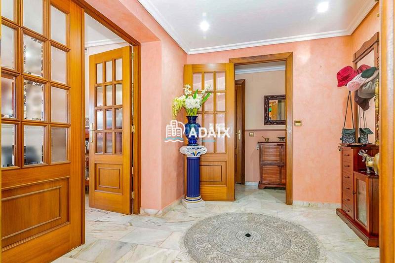 Foto 551ace23-abd9-4983-9fec-b5c90b6b1c19. Chalet  exclusivo en venta en los castellanos, comodidad, elegancia y calidad de vida a pocos minutos del centro te presenta en Cáceres