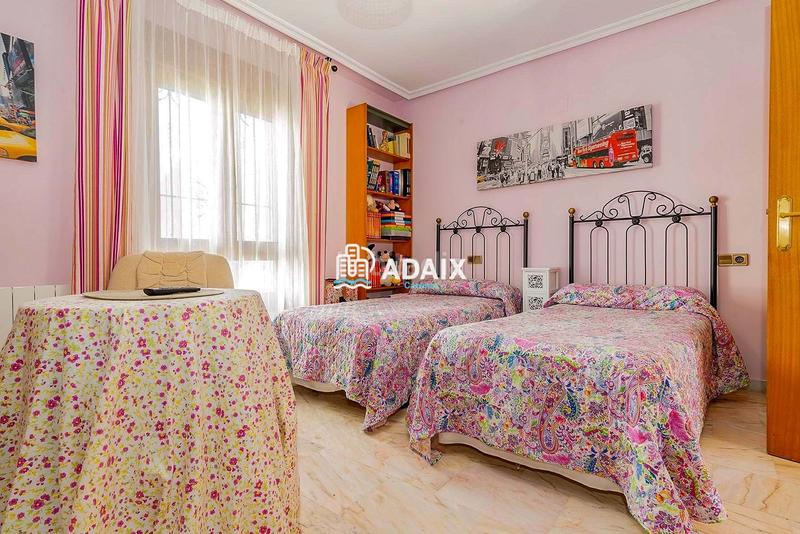 Foto 6f32dea7-d2cf-4427-acb9-a6dd97c854da. Chalet  exclusivo en venta en los castellanos, comodidad, elegancia y calidad de vida a pocos minutos del centro te presenta en Cáceres