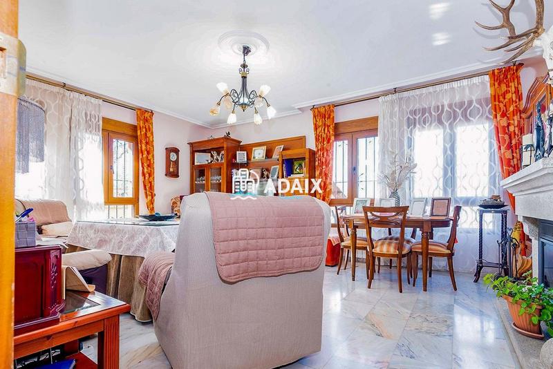 Foto 848e4a81-173a-459b-b6ba-8580a54e5123. Chalet  exclusivo en venta en los castellanos, comodidad, elegancia y calidad de vida a pocos minutos del centro te presenta en Cáceres