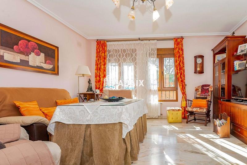 Foto c6e22aa6-4393-4870-84a5-0a66c59e12ec. Chalet  exclusivo en venta en los castellanos, comodidad, elegancia y calidad de vida a pocos minutos del centro te presenta en Cáceres