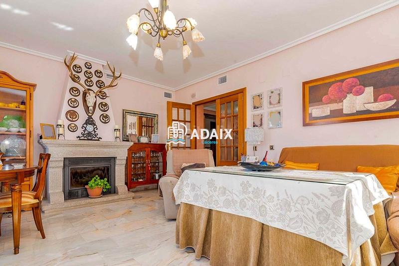Foto dbe56821-a91f-442a-af9b-42622f904356. Chalet  exclusivo en venta en los castellanos, comodidad, elegancia y calidad de vida a pocos minutos del centro te presenta en Cáceres