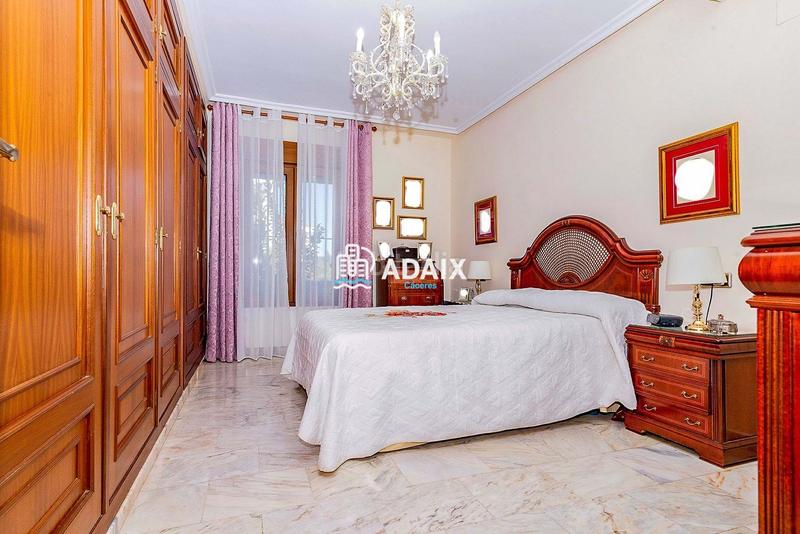Foto fea3fbb0-06c7-4a86-885f-b4e8b970ec90. Chalet  exclusivo en venta en los castellanos, comodidad, elegancia y calidad de vida a pocos minutos del centro te presenta en Cáceres
