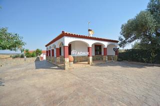 Casa  Poligono  parcela  membrío cáceres. Parcela de 1799 m con casa reformada