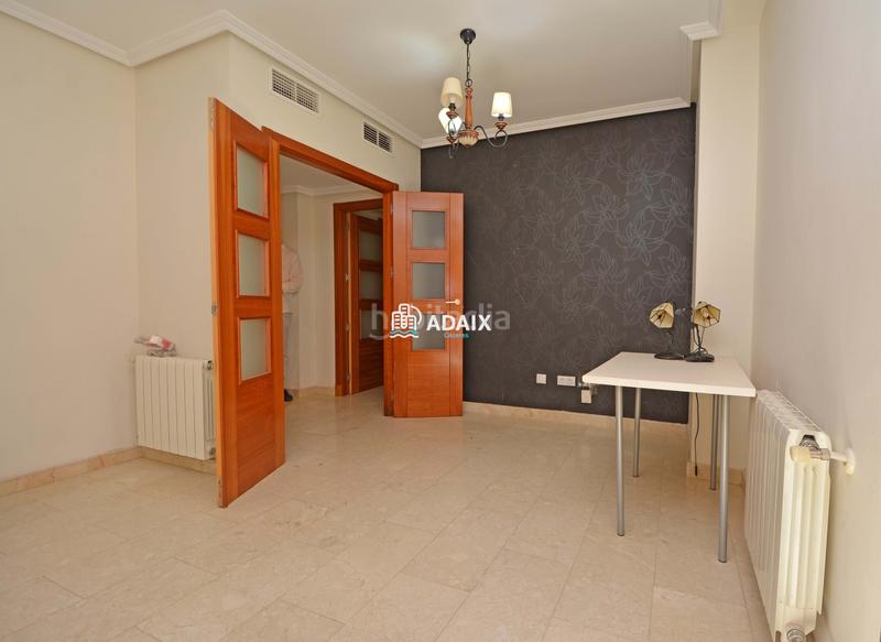 Foto b49b4ba0-0842-4855-82ec-a51b52ed7fab. Alquiler piso alquiler exclusivo ! moderno piso de 3 dormitorios con garaje, aire acondicionado y patio en c dionisio acedo vive con e en Cáceres