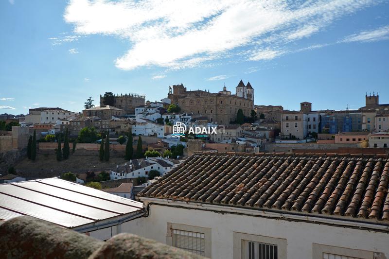 Foto 13844a2d-c6b8-415b-ab08-4b4e095d0095. Casa adossada a Casco Antiguo Cáceres