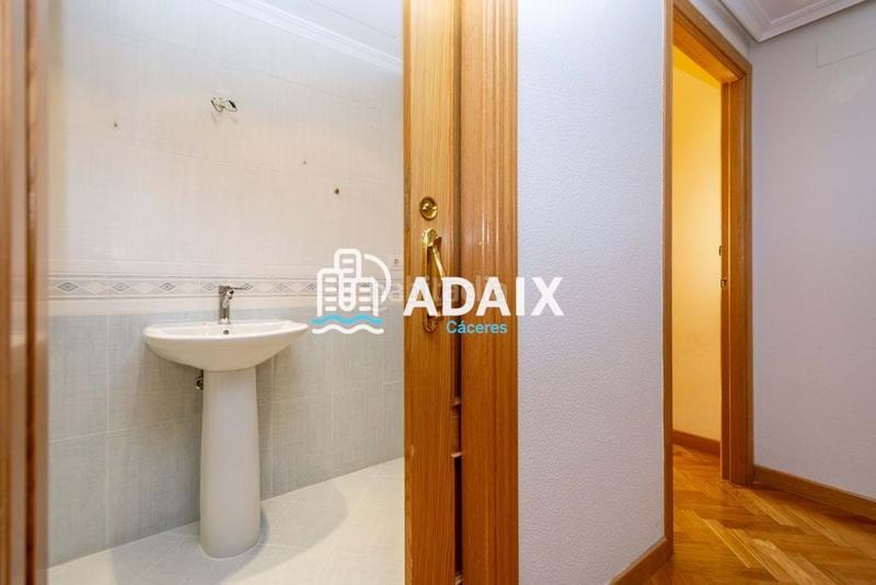 Foto c3dd30e0-6825-4d5f-bbb5-c6219b19dbe1. Appartamento con riscaldamento parcheggio piscina in Cáceres