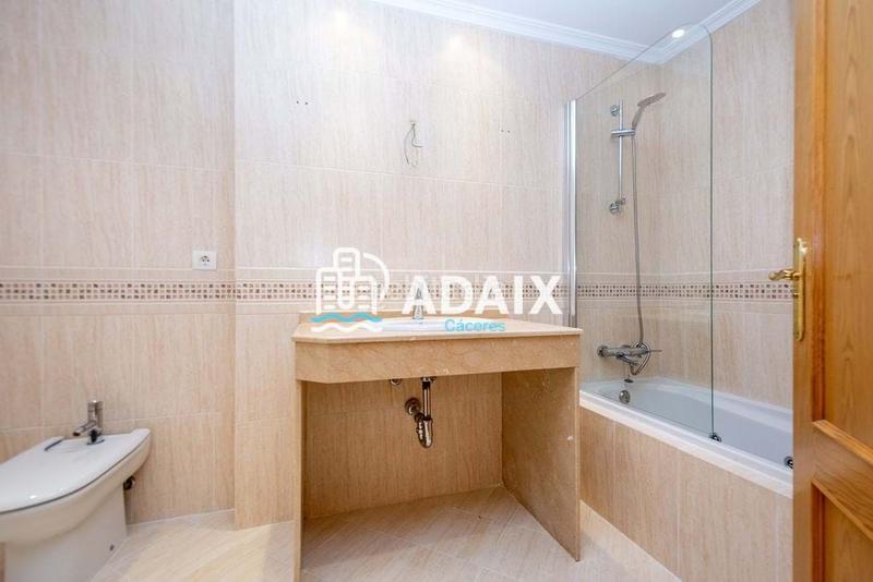 Foto e4ece749-6f46-41b6-bf45-e4f5cf4af469. Appartamento con riscaldamento parcheggio piscina in Cáceres