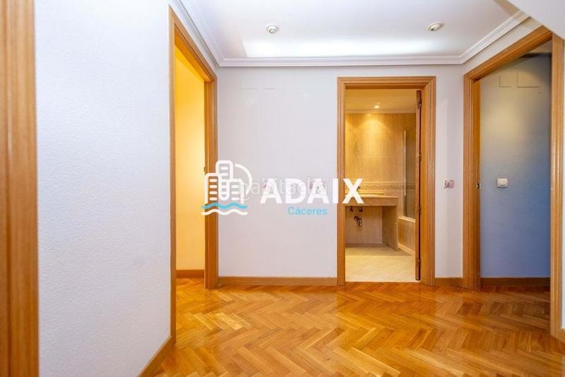 Foto f820d3fb-c255-4d86-9a8f-193c59047696. Appartamento con riscaldamento parcheggio piscina in Cáceres