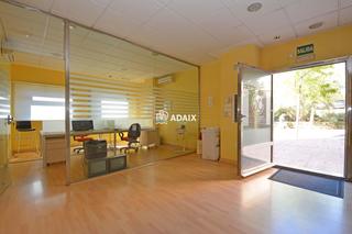 Oficina  Calle grecia  bajo. Magnífico local en venta en los fratres, cáceres, con 185 m dist