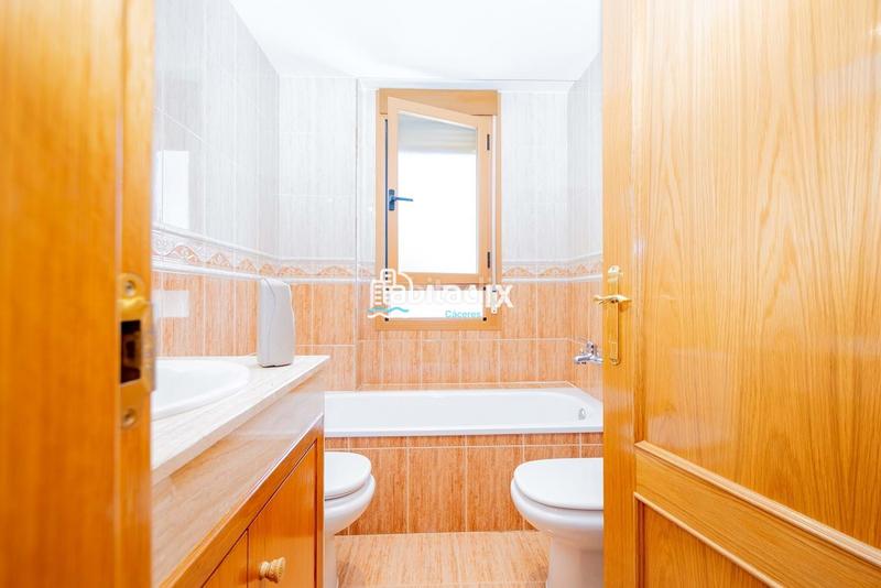 Foto 42c47196-a0c6-4dca-a8c6-d4c183acbbe0. Casa a schiera con riscaldamento parcheggio in Casco Antiguo Cáceres