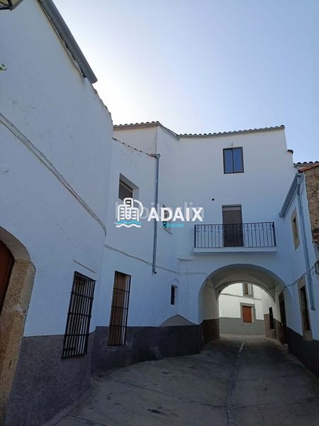 Foto b0220443-4f24-4793-841a-e0be735896dc. Casa adossada a Montánchez