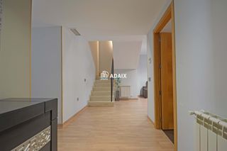 Location Duplex  Madame curie  bloque  ºa. Dúplex de 4 dormitorios y 2 baños en aguas vivas, a un paseo de
