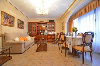 Piso  Calle gomez becerra   dcha de cáceres. Este apartamento de 138 m en cáceres capital oferece quatro quar