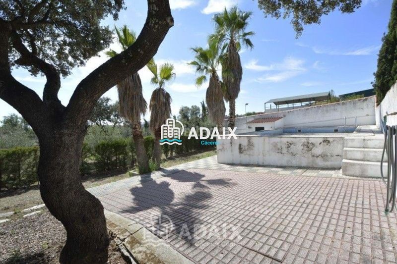 Foto 3759ea1b-2087-48a1-838d-74b6a4296e84. Xalet amb aparcament piscina a Montesol - Mejostilla Cáceres