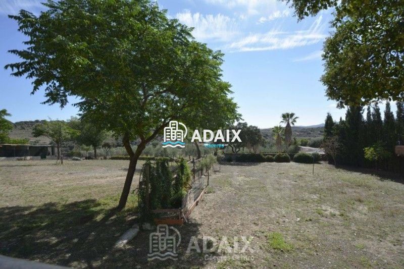 Foto a473c6c8-6e33-449c-8ec8-0ded0d41d8f0. Xalet amb aparcament piscina a Montesol - Mejostilla Cáceres