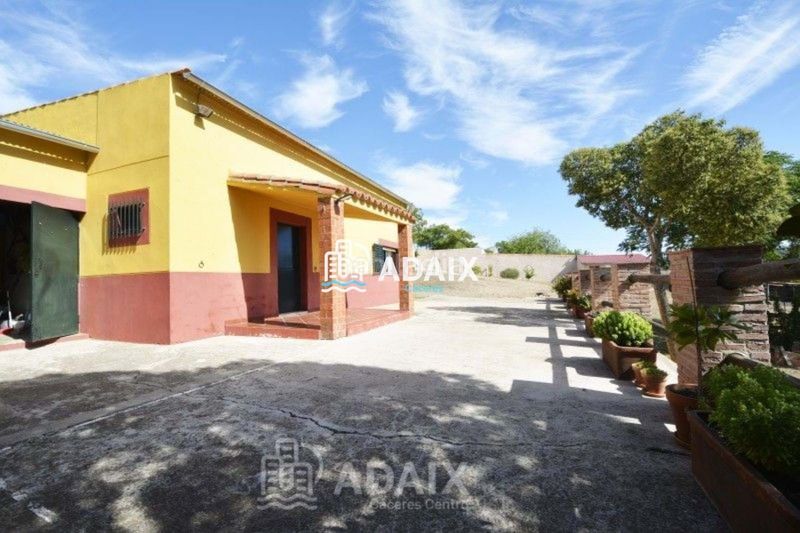 Foto c834429c-1f6c-424e-aae3-5fe10c5ea62c. Xalet amb aparcament piscina a Montesol - Mejostilla Cáceres