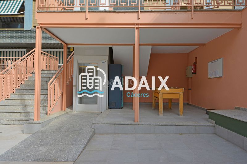 Foto 5c993f63-4ea1-48f0-843f-68459608991e. Pis amb calefacció aparcament piscina a Centro Cáceres