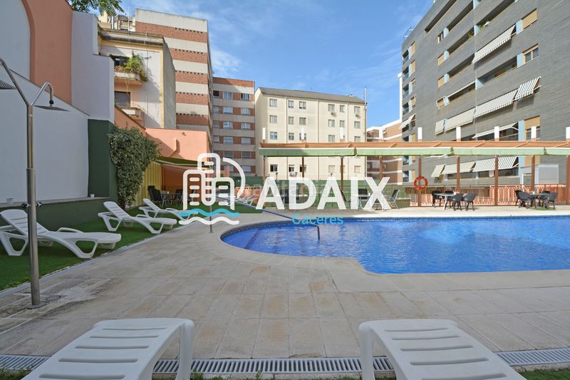 Foto ca3b9780-6ead-475f-9d46-48f8885ba9b6. Pis amb calefacció aparcament piscina a Centro Cáceres