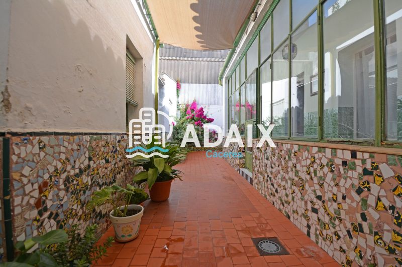 Foto 9e993350-5a95-4aac-9562-f7c007a8ee36. Casa adossada a Casco Antiguo Cáceres
