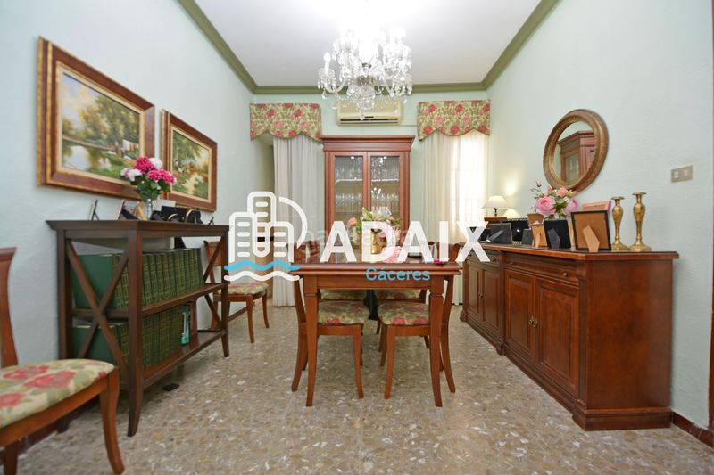 Foto f6c7fc2d-dcd7-4de2-b0da-53776e734692. Casa adossada a Casco Antiguo Cáceres