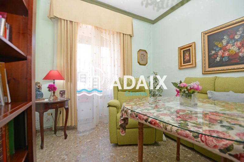 Foto fa42ef60-e671-46f3-acf4-7eaf98312030. Casa adossada a Casco Antiguo Cáceres