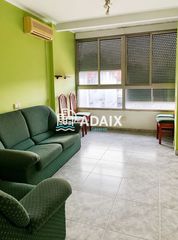 Pis  C/ carvajal lancaster. Piso en cáceres capital, en buena condición, con 4 dormitorios y