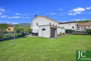 Casa a Rasines. Casa independiente con terreno en rasines