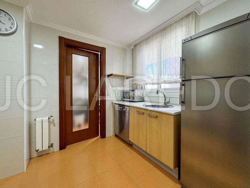 Foto 2a060c41-0570-49b4-8d80-9e3a0542e4d2. Pis amb calefacció aparcament a Zona Playa Laredo