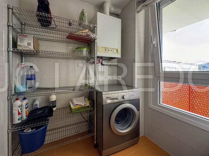 Foto a3b5a787-2743-4332-ad46-ab862561682e. Pis amb calefacció aparcament a Zona Playa Laredo